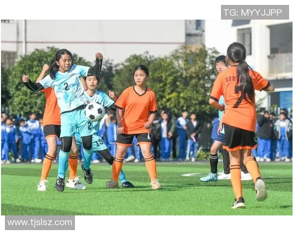 中国小学生足球赛决赛激烈对抗场面震撼堪比职业联赛水平